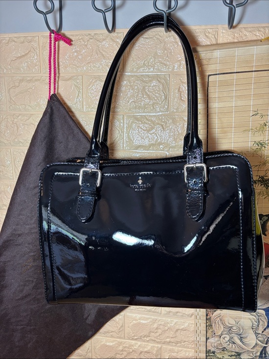 kate spade Handbags - Kate Spade Black Shoulder Bag w Glossy Patent Finish and Branded Fabric Dust Bag